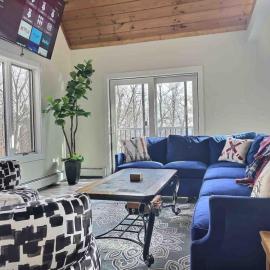 BruinsDen- Fooseball, Hot Tub, Mountain Views