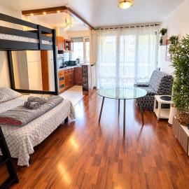 Studio cosy 33 m² limite Lyon. Parking privatif., hotel din Bron
