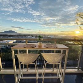 Mt Arayat View Staycation Condo at Azure North Pampanga, hotel em San Fernando