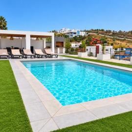 Modern villa, pool and views, close to Granada