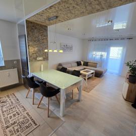 Zentrumsnahe 2-Zimmer FeWO mit Balkon, Tiefgarage, Nahe ÖPNV für 4 Personen, hotel i Fürth
