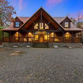 Wide Glide Lodge - In-home Movie Room, Hot Tub and Large 1-acre property with Playset