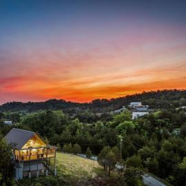 TN Whiskey Cabin- Lake and Mtn Views- Covered Deck- Game Room- Pool Table- Pets