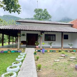 Casa confortável com cachoeira e piscinas naturais