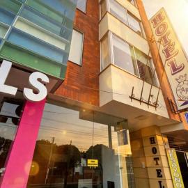 Hotel Alférez Real، فندق في Chiquinquirá