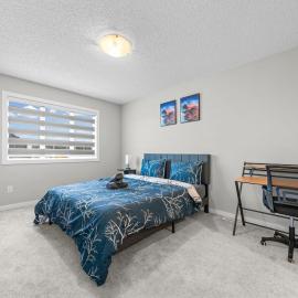 3BHK Close to Airport Backyard Single Family، فندق في إيدمونتون