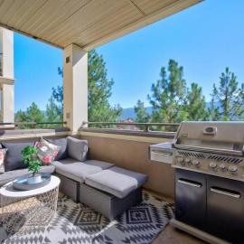 Mountain View w Pool, Hot Tub & Golf Nearby 2318, hotel em Kelowna