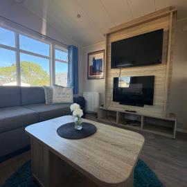 Pine Tree Cove - your holiday retreat, Hotel in Lytchett Minster