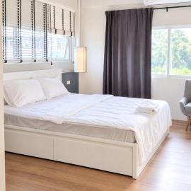 Human Touch Rooms - Soulful Bangkok Hideout, Hotel in Lat Krabang