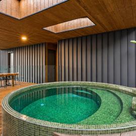 Naya Haus - Rainforest home with ocean views, hotel di Bayview Heights