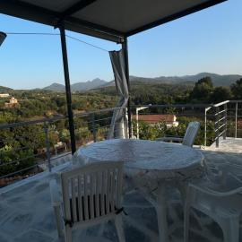 Residence with view, viešbutis mieste Koúmaron