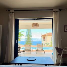 Rastoni 2 Sea View Studio with Shared Pool, hotel em Melíssion