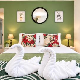 Milton Keynes Stylish large Modern Villa 5BR 9beds sleep13 free parking 4 cars Contractor family holiday Free Wifi Home GYM next to Costco Near to Silverstone Universal Studio, hotel a Broughton