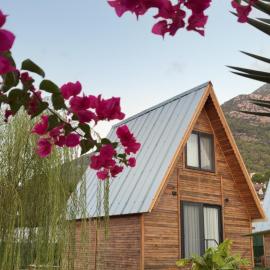 Champion Homes-Family house with a jacuzzi and garden, отель в Караозе