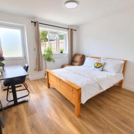 Heathrow, Hounslow, Beautiful Deluxe Double Room, hotel v destinaci Cranford