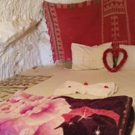 Auberge tujan, ξενοδοχείο σε Tūjān