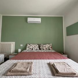 Stanza con balcone e bagno privato vicino Torino, hotelli kohteessa Chieri