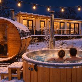 Ranch 66 - Wellness Tiny House Black Swallow ve stylu Route 66 se saunou, koupacím sudem a bazénem, готель у місті Tršice