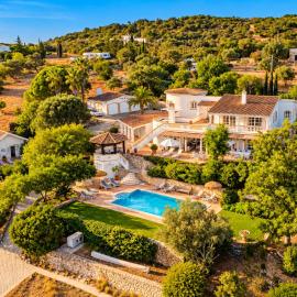 7 Bedrooms, Main House, Bungalow and Private Pool، فندق في Fonte da Murta