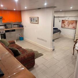 Studio Retreat with Small Garden and Own Entrance โรงแรมในดอร์กิง