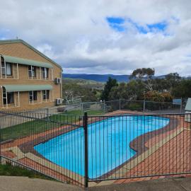 Alpine Mountain View 21 - 4 BR l Pool l Free Wi-Fi & Netflix I 2 Car Spaces – hotel w mieście Jindabyne