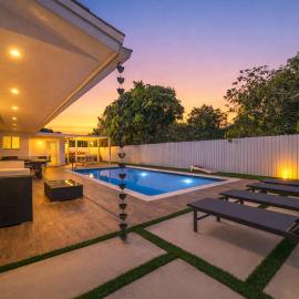 Modern Luxe Villa- Heated Pool, Private Apt & BBQ L79