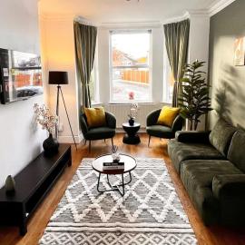 Spacious 6 Bed Home with Garden Altrincham