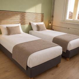 Schönes 3-Raum Apartment mit 5 Einzelbetten, Küche, WaMa, Balkon, WLAN, gratis Parken