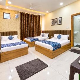 Hotel The Bhavya Palace - GR Premium - Near Railway Station - Mahakal Temple # All Room AC - A FAMILY HOTEL, hotel en Ujjain