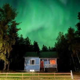 Traditional Finnish Lapland house at wild forest backyard! โรงแรมในเกมี