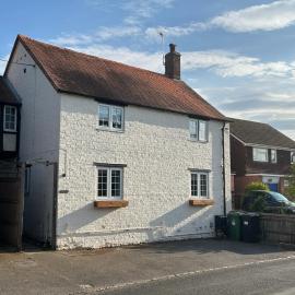 Village cottage with garden near Oxford family friendly