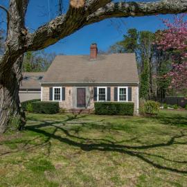 Beach Getaway with Private Backyard, Hotel in Orleans