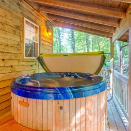 Peaceful Bryson City Cabin - Fire Pit & Hot Tub!
