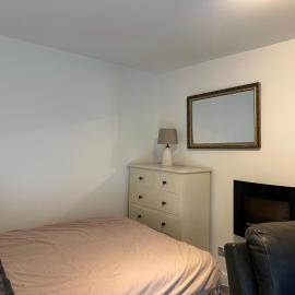 Private 1-Bed Stay with Full Kitchen & Parking