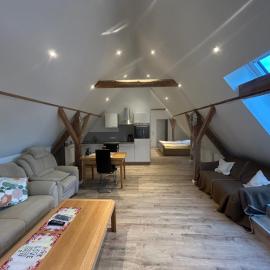 Helles Apartment mit Dachbalkon & Kingsize-Bett, khách sạn ở Bad Wünnenberg