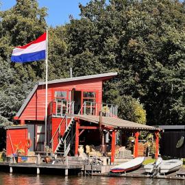 Het Rode Boothuis, מלון בEelderwolde