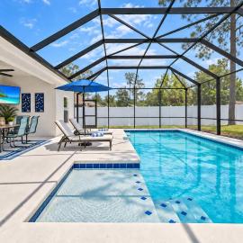 Renovated Heated Pool home with Game room and Bicycles、パーム・コーストのホテル
