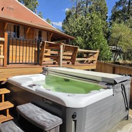 Tripps Landing-Pet Friendly-Sleeps 10, hotel in Bass Lake Annex