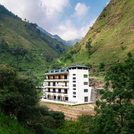 StayVista at The Pandavas - Brookside Bliss near Tiger Falls-Chakrata, Hotel in Chakrata