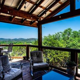 Riverfront Family Home with Game room and Water Activities, hotel v destinácii Canyon Lake