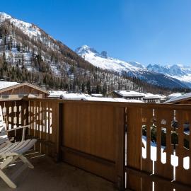 Apt BecD4 Chalet-Style with Parking for 8 - Happy Rentals