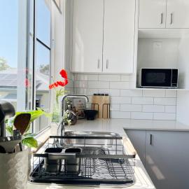 Poppy Garden-Central and Peaceful Coastal Home, hotel din Erina East