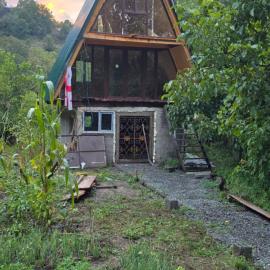 Alpine Walnut Eco-Cottage near Khikhani Fortress, hotel di Tʼkhilvana