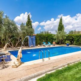 Spacious villa with mountain view and pool in Baza