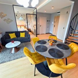 NOWY Dwupiętrowy Apartament nad Jeziorem z widokiem na wodę - Marina Ostróda, hotel en Ostróda