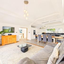 Steepholm House by Signature Stays - Scenic Views - Parking - Sleeps 8, hôtel à Bredon