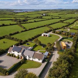 Mount Pleasant Hideaway Lodges, Bus, Cottages