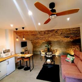 Casa Cueva Las Chicas del Puente, מלון בסטניל