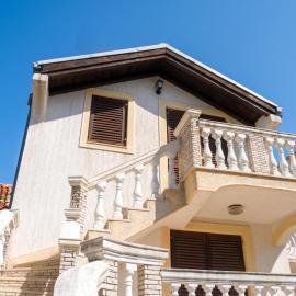 Cosy Apartment with Sea View in Zlarin - 50 sqm + Terrace – hotel w mieście Zlarin
