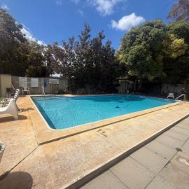 Newly Renovated Coastal Stay in Mosman Park, מלון בMosman Park